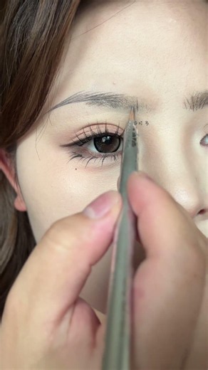 Eyebrow drawing tutorial for beginners: Makeup practice, how to draw natural-looking eyebrows.