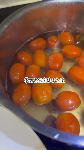 #何太最簡易梅子醋番茄 做法公開啦！ 👉🏻民以食為天，我們每一天有三餐要料理，不管是在家吃、或者是外食，我覺得能夠「把吃打理的很好」，把它成為生活當中～ㄧ門學問也好，又或者是一個專長也好，這是最實實在在最踏實的生活理念。 我常常分享居家的生活，真的有粉絲誤以為我可能是家庭主婦，哎呀！如果有這麼好命就好啦！ 印象中有幾個粉絲很認真的詢問我，該怎麼做梅子醋蕃茄，我有一回答應分享，啊！啊！啊！ 好喔！既然答應就很認真的回覆這一段小影片，同時也分享給大家，粉絲他所詢問其中一位，放在影片的最後面。 #何太廚房 | Kelly 何太