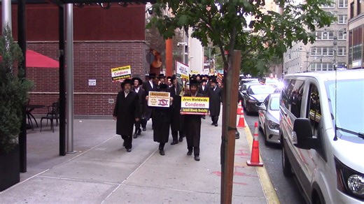 Anti Zionist Jews march in NYC protesting the State of Israel September 5, 2024 – New York City Thousands of anti-Zionist Jews gathered in Manhattan to protest the state of Israel and its recent persecution of anti-Zionist communities in the Holy Land The rally began across from the Israeli consulate on Second Avenue, New York City. Recently the |state of Israel is attempting to force religious Jews into their army and brutalizing those who protest it. The Israeli army recently began sending dra
