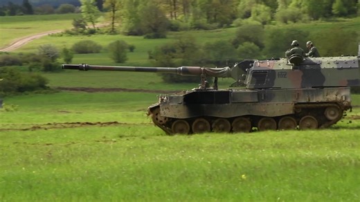 To Ελληνικό #Πυροβολικο χρειάζεται ενίσχυση. Αυτή τη στιγμή, τα καλύτερα αυτοκινούμενα πυροβόλα του είναι τα γερμανικά #PzH2000. Χρειαζόμαστε άμεση ενίσχυση του πυροβολικού. Συμφωνείτε; https://flight.com.gr/eas-and-the-greek-army-truths-and-lies-about-155-mm-ammunition/ #Leopard #Leopard2 #Rheinmetall #KMW #KNDS #Lynx #Bradley #Εβρος #τεθωρακισμενα | Flight.com.gr