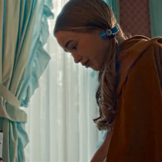 🎞️ 𝕬𝖊𝖘𝖙𝖍𝖊𝖙𝖎𝖈 𝖊𝖉𝖎𝖙𝖘 ♛ on Instagram: "Holly 🥹🎀🪄.. - 1997년 개봉한 영화 Titanic은 잭과 로즈의 운명적인 사랑을 통 해 비극 속에서도 오래 남는 감정의 깊이를 보여주는 작품입니다. 화려한 연출보다 인물의 감정에 더 집중한 제임스 카메론 감독의 스타일은 지금 다시 봐도 묘하게 가슴을 울리죠. 배가 침몰하는 장 면이 아닌, 두 사람이 서로를 바라보던 순간들이 더 강하게 기억에 남는 영화이기도 합니다. 이 감정을 완성해주는 곡이 바로 셀린 디 온의 “My Heart Will Go On”*입니다. 처음 들으면 잔잔한데, 어느 순간 자연스럽게 가슴이 벅차오르는 느낌을 줍니다. 특히 후 반부의 고조되는 보컬은 영화 속 잭과 로즈의 마지막 장면과 겹쳐 지면서 괜히 마음이 서늘해지기도 하고요. 많은 분들이 “이 노래 가 나오면 왜 그 장면이 자동으로 떠오르는지 모르겠다”고 말하는 데, 그만큼 영화와 음악이 자연스럽게 얽혀