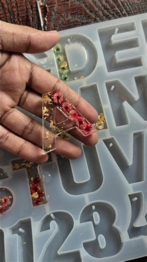 resin keychain | 🌸resin dry flowers Keychain ideas | resin letter keychain #resinkeychain #shorts