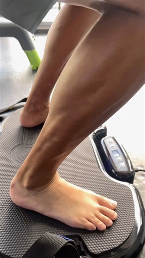 If you’ve ever wondered what whole body vibration actually looks like up close, this is it. Those rapid, controlled vibrations you see in the video are exactly what help Power Plate wake up your body faster than a standard warm-up. 👀 As the plate moves, your muscles respond instantly, switching on more quickly and helping boost circulation throughout your body. Within minutes you start to feel looser, more mobile, and ready to move with confidence. 🤸 Whether you’re heading into a workout or pr