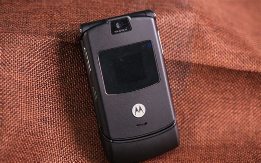「神机再临」史上最经典的翻盖手机 摩托罗拉V3