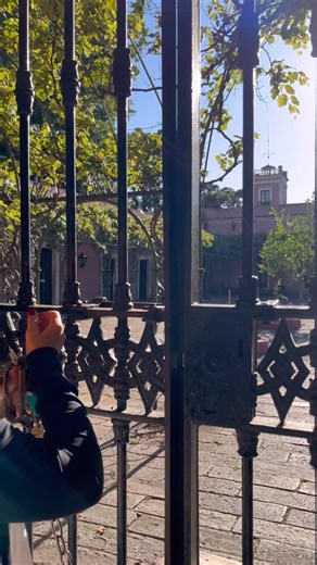 3.8K views · 2.5K reactions | Así abrimos el museo cada mañana ☀️ Como primer video del 2026, te mostramos parte del proceso que llevamos adelante todos los días que abre el museo.  Te recordamos que los horarios siguen siendo los habituales: Martes a viernes de 08:30 a 18:00h Fines de semana y feriados de 09:30 a 18:00h Las visitas guiadas son a las 11:00 y 15:00h. ¡Te esperamos!  @leocifelli @barela.liliana | Palacio San José | Facebook