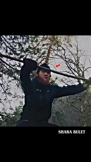 🐊 on Instagram: "#2001년 개봉한 영화 “A Beautiful Mind”는 단순히 천재 수학자의 삶을 다룬 작품이 아니라, 인간이 내면의 혼란 속에서도 어떻게 사랑과 신뢰로 자신을 되찾아가는지를 보여주는 깊은 이야기입니다. 화려한 계산 장면보다 존 내쉬가 마음속 그림자를 이겨내려는 순간들이 훨씬 더 오래 기억에 남죠. 특히 그가 현실과 환상 사이에서 흔들리면서도 끝까지 아내를 향한 마음을 놓지 않는 모습은 묘하게 가슴을 저릿하게 만듭니다. 이 영화에서 감정을 완성시키는 요소는 바로 잔잔한 피아노 선율과 차분한 배경음악입니다. 처음에는 조용히 스며들지만, 어느 순간 관객도 모르게 내쉬의 감정에 같이 잠기게 되죠. 후반부, 아내가 내쉬의 손을 잡아주던 장면에서는 음악과 화면이 자연스럽게 겹쳐지면서 눈시울이 뜨거워지는 경험을 하게 됩니다. 많은 이들이 “이 장면만 떠올려도 이상하게 마음이 찡하다”고 말하는 이유도 그 때문일 겁니다. 이 영화가 여러 상을 휩쓴 건 단순한 