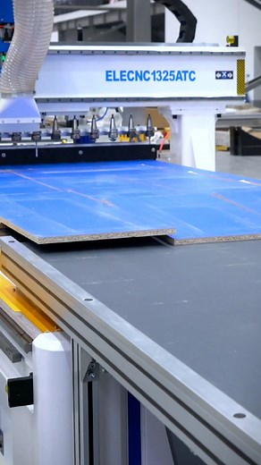 Equipped with an automatic loading platform and an automatic unloading platform, it saves time on tool changing and loading and unloading, and has high production efficiency.#woodworkingmachinery#engravingmachine#furniture#foryou#cnccuttingmechine#furnitureandequipment#woodworkingmachinerymanufacturers