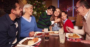 Disfruta el calor de la Navidad con nuestros platillos. Ven en familia y pide tus favoritos. 🎄❤️ | Vips