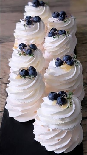 Mini Pavlova 👌❤️ #meringue #baking #cakedecorating