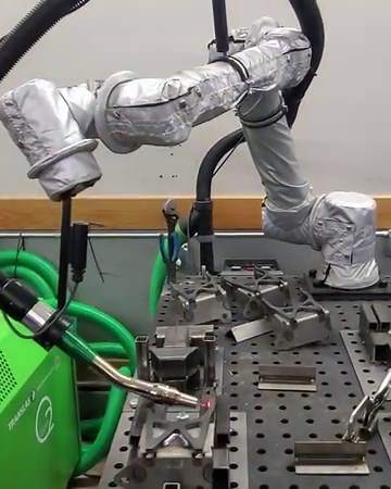 Reduce welding fumes by up to 98% 💨 This fume extractor from Translas North America is ensuring the welder a better working environment. Also, check out the great welding action by Vectis Automation 💥 #robotics #automation #welding | Universal Robots