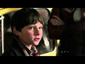 Once upon a time s01e01 Emma & Henry in Storybrooke
