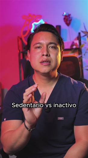Sigo sin entender cómo tu médico no te ha explicado esto. Ser sedentario y ser inactivo no son lo mismo. Y confundirlos tiene consecuencias reales para tu salud. 🪑≠🏃 Sedentario significa que pasas demasiado tiempo con un gasto energético menor a 1.5 METs — sentado, reclinado, quieto. El citadino promedio pasa 14 horas al día en esa condición. Más de 9.5 horas diarias sentado aumenta la mortalidad general 2.6 veces, independientemente de si vas al gym. Inactivo es diferente. Significa que no cu