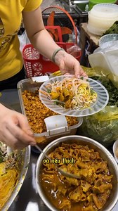 Bún trộn ở trong chợ Bắc Mỹ An chỉ 15k ăn xế chiều lần đầu tiên Helen trải nghiệm nè !! #helenrecipes #monanmoingay #congthucmoingay #recipes #cooking #anngonmoingay #meohay #congthucnauan #meovatnauan #reelsvideo | Helen's Recipes
