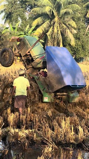Epic Tractor Driver Elude 😳🚜!