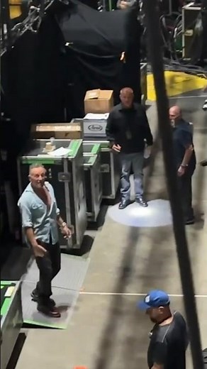 Bruce Springsteen leaving stage in Pittsburgh (08/15/2024) 🇺🇸