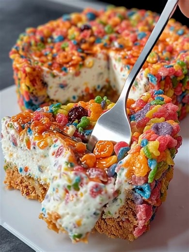 Fruity Pebbles Cheesecake Crunch A no-bake, creamy cheesecake hugged by a rainbow of crunchy Fruity Pebbles — pure nostalgia in every bite! Yield: 1 cheesecake (8–10 slices) Temp & Time: Chill 3–4 hours (no baking required) Key Ingredients First: Fruity Pebbles cereal (4 cups) Mini marshmallows (3 cups) Butter (4 tbsp) ................................. Full Recipe in First Cօʍʍеոτ 👇 | Kitchen Pop