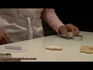 How to Decorate Frosty the Snowman Christmas cookies with fondant