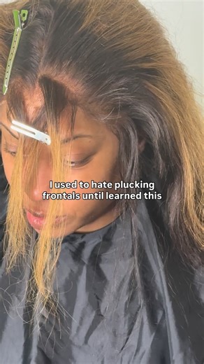 JACKAE | Lace Wig Master Stylist on Instagram: "Here’s the game-changer: put the wig on your client’s head and outline their natural hairline first, you can even pluck it while it’s on her head if your not heavy handed 😬 Now you’re plucking with intention. This one step helps you: ✨ Create a more natural hairline ✨ Avoid over-plucking ✨ Get a cleaner lace melt ✨ Deliver a fire clean install Stop wearing these rainbow shaped hairlines and click the clink in my bio to book 📕 @jackaedoesmyhair @j