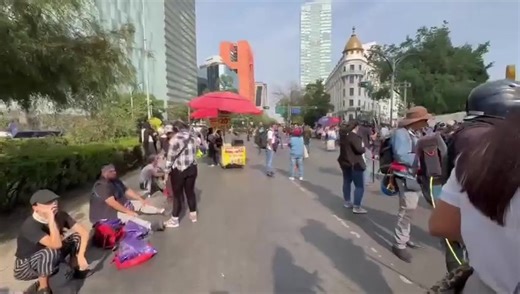 Inicia la marcha del #25N en #CDMX; reportan baja convocatoria👭 Con tan solo 3 contingentes, la marcha dio inicio en dirección al Zócalo capitalino. El Gobierno desplegó 600 mujeres policías que darán acompañamiento a la distancia. | Cuarto Poder Mx