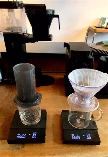 Aeropress, V60 of van de Moccamaster? Tot zo! Ons filterkoffie menu ligt op de bar. We hebben bonen uit Indonesië, Ethiopië en Guatemala voor jullie filterkoffies.😃 | Kopi Soesoe/Katendrecht