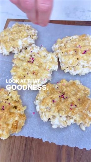 Easy vegan Rice Krispies Treats right at home! 😋 The key to achieving that crispy texture and caramel flavor is to leave them in the Dash MultiMaker just long enough to get crispy, but not so long that they fall apart! Love, Ms. Dash 😘😘😘 —————————— Ingredients: 2 tablespoons coconut oil 5 ounces vegan marshmallows 3 cups Crispy Rice cereal (or Rice Krispies cereal) Directions: 1. In a small bowl, melt coconut oil and marshmallows. Then fold in the cereal. 2. Place about ¼ cup of mixture onto