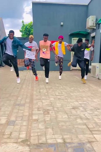 Happy feet 🦶 🔥🔥 #dance #happyfeet #trend #tiktok #dancers #trending #happyfeet #tutorials