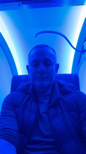 No I’m not in a spaceship! I’m at Total Fusion Morningsides Hyperbaric chamber. Just an hour in here can help with healing, reduce inflammation, boosts oxygen levels in your blood and tissue. Some studies suggest it may improve recovery from infections, radiation injuries, or chronic conditions like diabetic ulcers. It’s also used for decompression sickness and can enhance brain function in some cases. You might feel a bit clearer-headed or energized after. Come try it at Total Fusion Wellness M