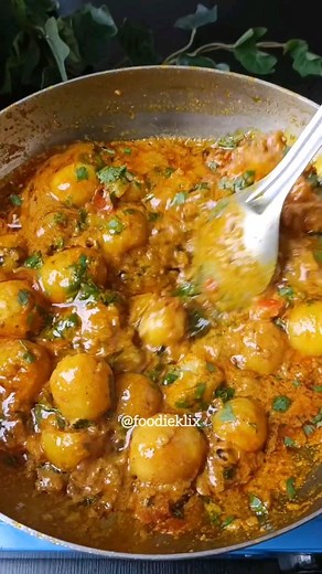 Super Yummy Dahi Aloo Save and try this later🥰 ✳️❇️➖Follow➖❇️✳️ @foodieklix ☑️Use #foodieklix to get featured Ingredients:- 10-15 Baby Potatoes 1 Big Cup Beaten Curd Salt to taste ½ Tsp Haldi 1 Tsp Red Chilli powder 1 Tsp Dhaniya powder ½ Tsp Kitchen King masala ½ Tsp Garam masala ½ Tsp Jeera powder 4-5 Tbsp Oil 1 Tsp Jeera Curry patta leaves 1 Tbsp Ginger Garlic paste 2 finely Chopped Onions 2 Finely Chopped Tomatoes Hara Dhaniya Recipe:- Pressure Cook 10-12 Baby Potatoes In a Bowl add 1 Cup D