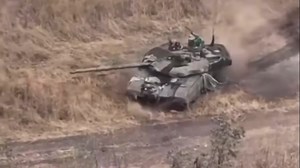 35K views · 944 reactions | Siêu tăng T-90MS được xây dựng trên nền tảng kỹ thuật số theo cấu trúc modul, có nhiều cải tiến mới. Có giá gần 7 triệu mỹ kim, vượt qua tất cả các phép thử ở Ukraine và cho kết quả tuyệt vời... Cháy, nổ vẫn đẹp mắt hơn tăng của phương tây! ------------ | Linh Lê | Facebook