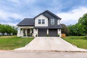 5805 Belaire Cir, Granbury, TX 76048 - MLS 20314452 - Coldwell Banker