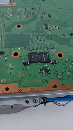 PS3 SLIM 3 BIPS E DESLIGA (YLOD) - REPARO COM CAPACITORES DE TÂNTALO #caçadagamer #playstation #ps3