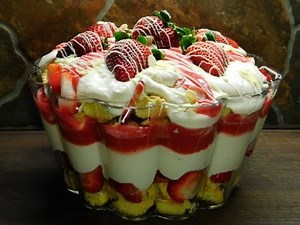 strawberry Trifle Recipe | trifle recipes | dessert recipes | Aussie girl can cook