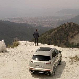 300 PS, um die Spitze der Carrara-Marmorbrüche zu erklimmen. Wir haben den Formel-E-Champion Jean-Éric Vergne zu einem Traktionstest des DS 7 CROSSBACK E-TENSE 4x4 in die Toskana mitgenommen. --- Verbrauchs- und Emissionswerte: DS 7 CROSSBACK E-TENSE 4x4 (Systemleistung: 220 kW/300 PS): Kraftstoffverbrauch gewichtet, kombiniert: 1,6 l/100 km; Energieverbrauch* gewichtet, kombiniert: 17,4 kWh/100 km; CO₂-Emission gewichtet, kombiniert: 36 g/km, Reichweite*: 58 km; CO₂-Effizienzklasse: A * Der Ene