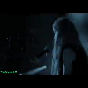 Versurile cântecului pictează delicat portretul unei fete la fel de revigorată și clară ca zorii, sugerând puritate și un nou început. Rossi folosește imagini delicate și evocatoare pentru a-și descrie rutina zilnică și reacțiile la lumea din jurul ei, subliniind natura ei blândă și modul liniștit, modest în care se desfășoară prin viață.. 😉 | Hritcu Radu