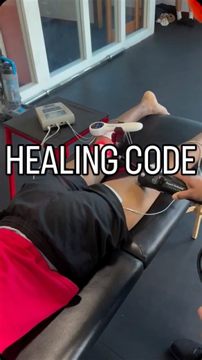 De$hawn Fontleroy on Instagram: "When used together, this triple-layer recovery system retrains the hamstrings for speed, power, and resilience — exactly what sprinters need for explosive starts and peak performance… Frequency-Specific Microcurrent Therapy (FSM): Electrodes placed above and below the hamstrings send targeted micro-frequencies through the muscle and tendon tissue. This helps reduce inflammation, restore neuromuscular firing, and accelerate tissue healing at the cellular level. Fo