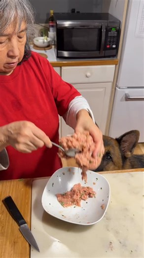 Saturday cooking series is back. How my mom makes dried oyster congee with meatballs in our Cantonese household #cooking #chinesecuisine #congee #homecooking | Meet The Chows