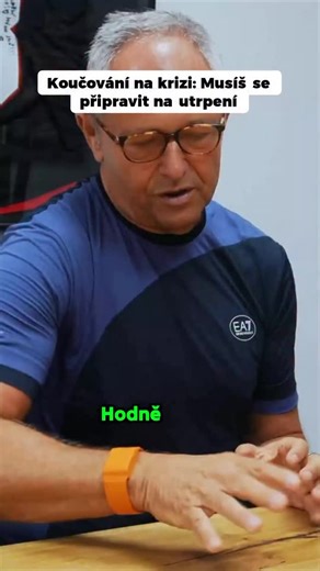 Úspěch si většina lidí umí představit velmi živě. Vidíme sami sebe na vrcholu, slyšíme potlesk, cítíme radost. Ale skutečný mentální trénink nezačíná u cíle. Začíná u překážek. Výzkumy v oblasti psychologie výkonu ukazují, že samotná pozitivní vizualizace cíle nestačí. Mozek potřebuje být připraven i na realitu cesty – na pochybnosti, únavu, kritiku, neúspěch, zdržení. Když si vizualizujeme i překážky a způsob, jak je zvládneme, vytváříme si mentální mapu odolnosti. Nejde o negativní myšlení. Jd