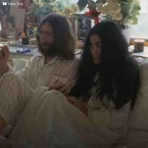 Le couple ne se quittait jamais et Ono accompagnait le chanteur à toutes les répétitions de Lennon avec The Beatles. Cette situation épuisait le groupe et affectera aussi le couple, qui avait perdu ‘la flamme’. Ils ont alors pensé à inclure une troisième personne. Tout semblait aller bien, mais les problèmes sont arrivés quand Ono et John ont trouvé cette personne. C’était une amie d’Ono, qui est devenue un fétiche et l’histoire s’est mal terminée… Abonne-toi pour plus de vidéos http://bit.ly/yt