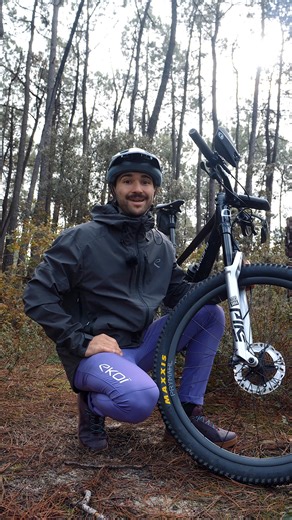 Tu te demandes quelle pression de pneus adopter en hiver pour rouler en sécurité et garder du grip même sur la boue, les racines mouillées ou les feuilles mortes ? Dans cette vidéo, on te donne toutes les réponses à tes questions 👉 https://youtu.be/3G7X9xVvkBk | Vélo Tout Terrain