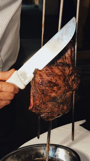 16 cortes en tu mesa, feijoada bar, acompañamientos especiales y un buen vino. ¿Qué más se puede pedir? Sólo en Fogo de Chão. #fogodechao #fogodechãomexico #foodie #meatlover #restaurantescdmx | Fogo de Chão México