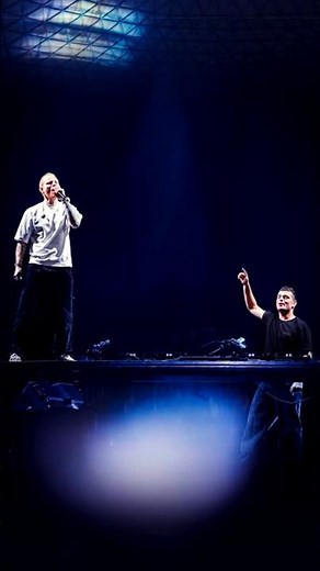 Martin Garrix & Ed Sheeran performing "Repeat It" live in Santiago #martingarrix #edsheeran #live