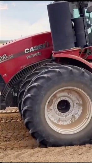 Moving soil with a Case tractor #casetractor #agriculture #usatractor