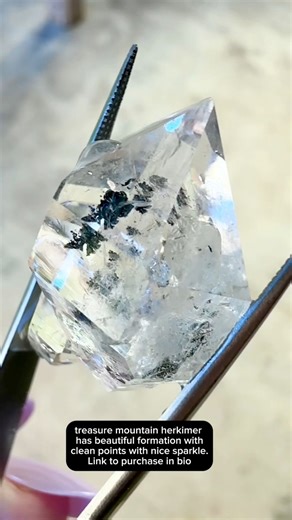 28 x 18 mm | Certified Authentic | Item #J1307 Formed over 500 million years ago in an ancient seabed in Herkimer County, New York, this natural clear quartz cluster features clean crystal points, soft rainbows, and rare fossilized plant inclusions — a true one-of-a-kind piece of Earth’s history. Mined directly from our Treasure Mountain Diamond Mine and ethically sourced in the USA, this Herkimer diamond cluster comes with a Certificate of Authenticity and is completely conflict-free. Herkimer 