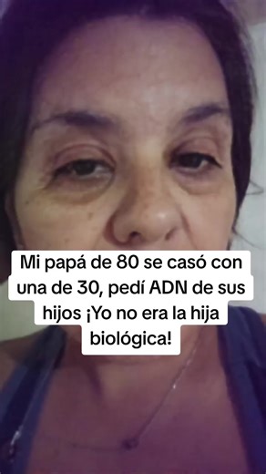 Mi papá de 80 se casó con una de 30, pedí ADN de sus hijos ¡Yo no era la hija biológica! Siéntense cómodas porque esta historia es tan ridícula que parece telenovela de las 3 de la tarde. Pero es MI vida. Sí, la protagonista soy yo: la detective de ADN más tonta del mundo. Todo empezó cuando papá, con sus 80 primaveras bien vividas, llegó a casa del brazo de Carolina. Una chica de 25 años que se veía como si acabara de salir de Instagram. —Papá, ¿es tu enfermera nueva? —pregunté con mi mejor car