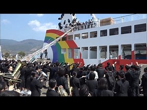 島を離れる先生を港で見送り フェリーに紙テープ…エールを送る 香川・小豆島