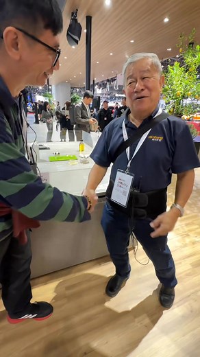 CultivaTing good carma with Mazda in Tokyo... I bumped into YS Khong who was with the Mazda Malaysia media contingent at Japan Mobility Show 2025. I wanted to shake his hand so some of his garang driving skill would rub off on me. I'll test my theory when I get behind the wheel again in Singapore. If I'm unable to steer/shift/corner more like YS Khong, I'll need to claim my handshake back from the sifu YS Khong | David Ting