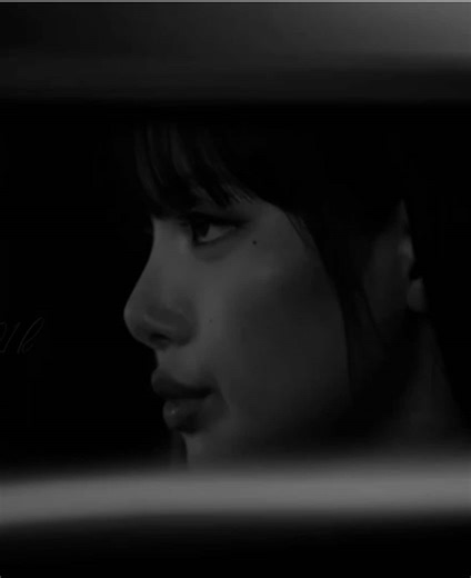 Lisa Dark Edit: A Stunning Tribute to BLACKPINK's Star