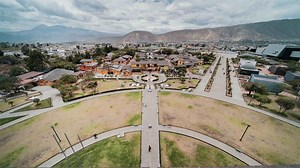 sequência de timelapse 4k de quito, equador - ciudad mitad del mundo como visto do topo do monumento