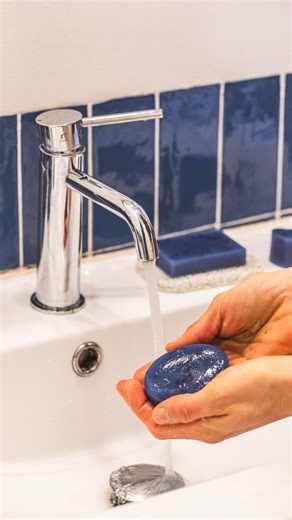 Blanca Gomez | Jabones naturales hechos a mano, pensados para regalar desde el corazón 💚. En este vídeo mostramos un proceso sencillo, seguro y... | Instagram