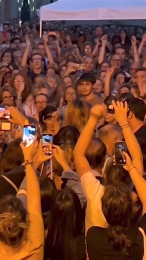 14K views · 199 reactions | Santa999 a retourné le M Radio Live ! 勞 La chanteuse a chanté « Recommence-moi » depuis le public, c’était magique #Santa | M Radio | Facebook